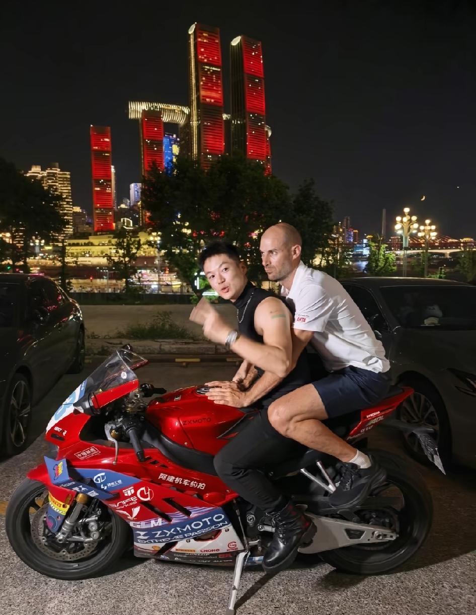 张雪也给瓦伦丁德比斯安排了重庆“落地签”！
WSBK六冠赛车手瓦伦丁德比斯今天到