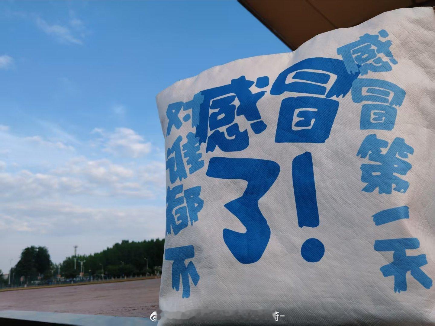 感冒第一天对谁都不感冒了 连娃却不答应，他从身后轻轻环住我，下巴搁在我发顶，声音