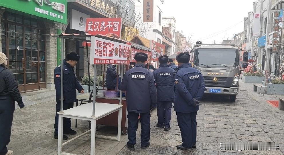 保定西大街街区违规外摆开始集中有序清理整治了！西大街越来越火，是应该规范起来，打