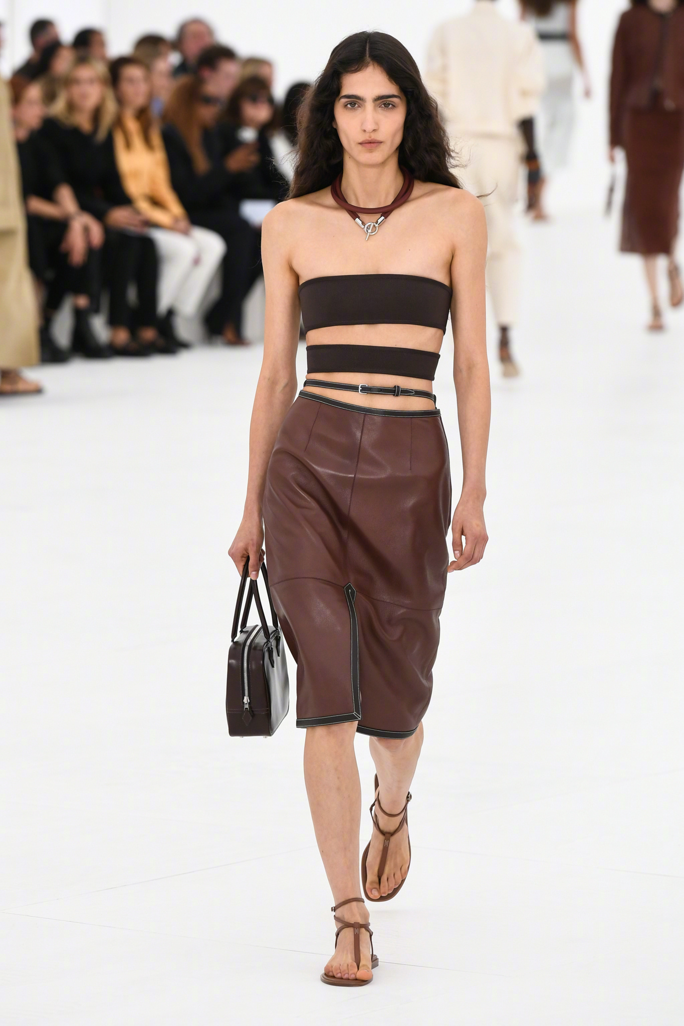 Hermès 2027春夏女装系列用一种久违的雀跃，呈现了一场极富感染的大秀。N