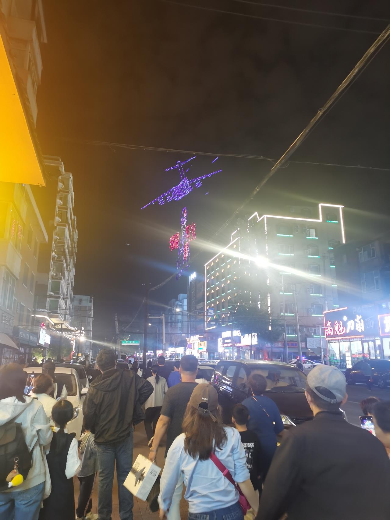 青年路有一趟公交，229路，229路的线路很长，从宽城直插朝阳腹地红旗街。
途经