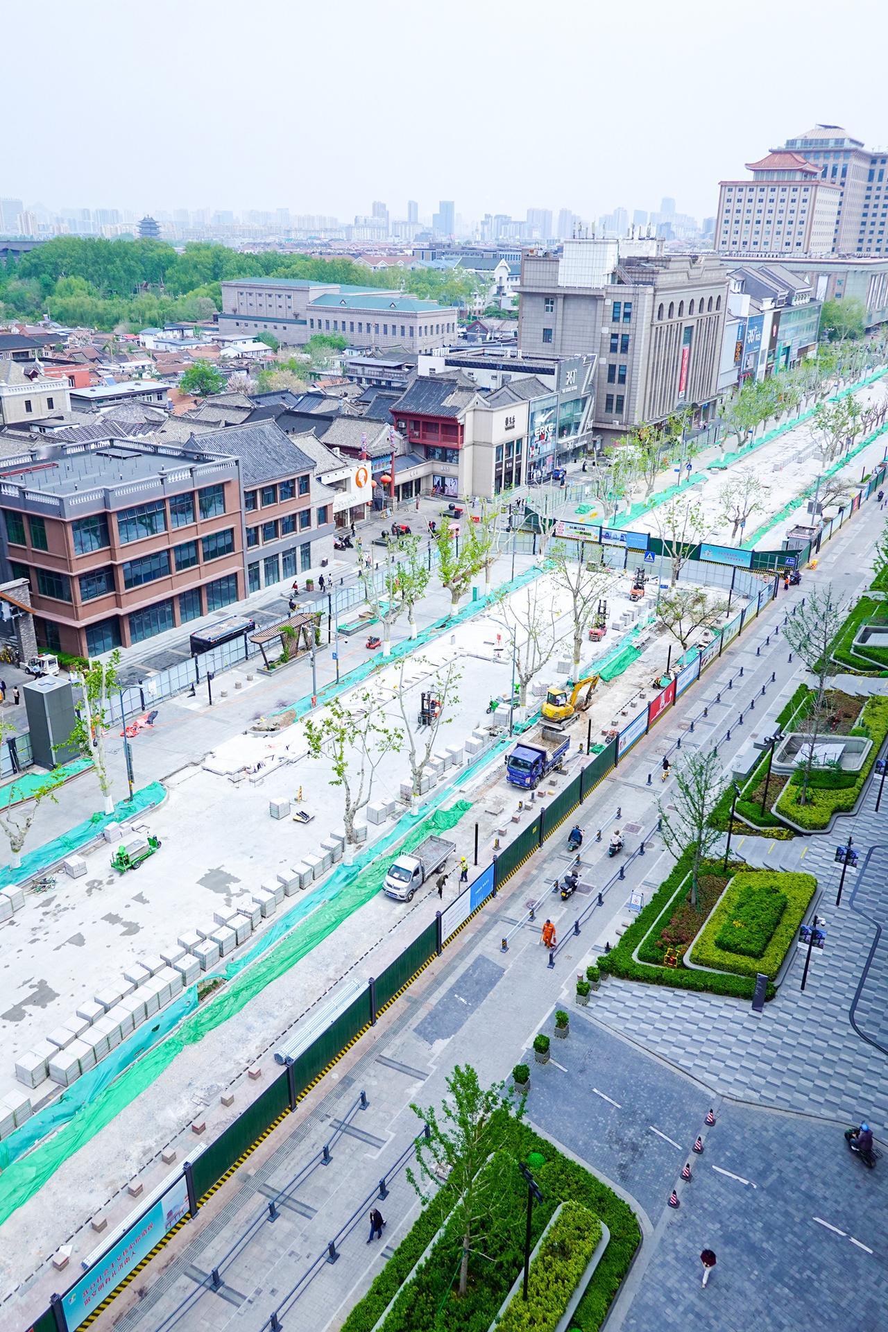 4月13日，记者在济南趵突泉北路至县西巷之间的泉城路改造现场看到，除部分路口外，