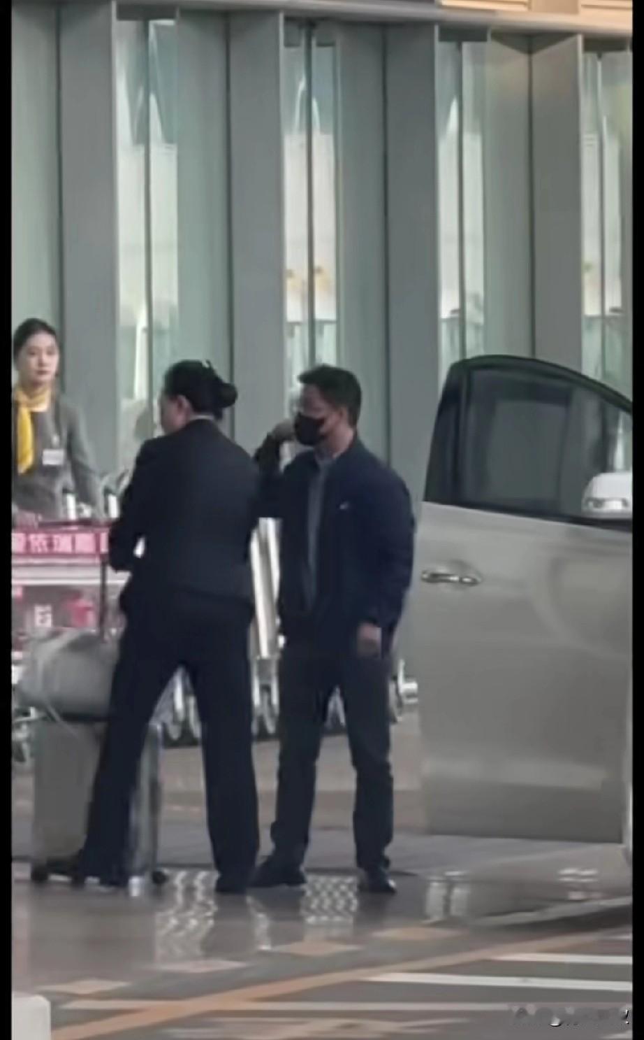 10月25日孙颖莎的行李和小白包已到南京了！

这个车熟悉吗？
就是莎莎受伤后，