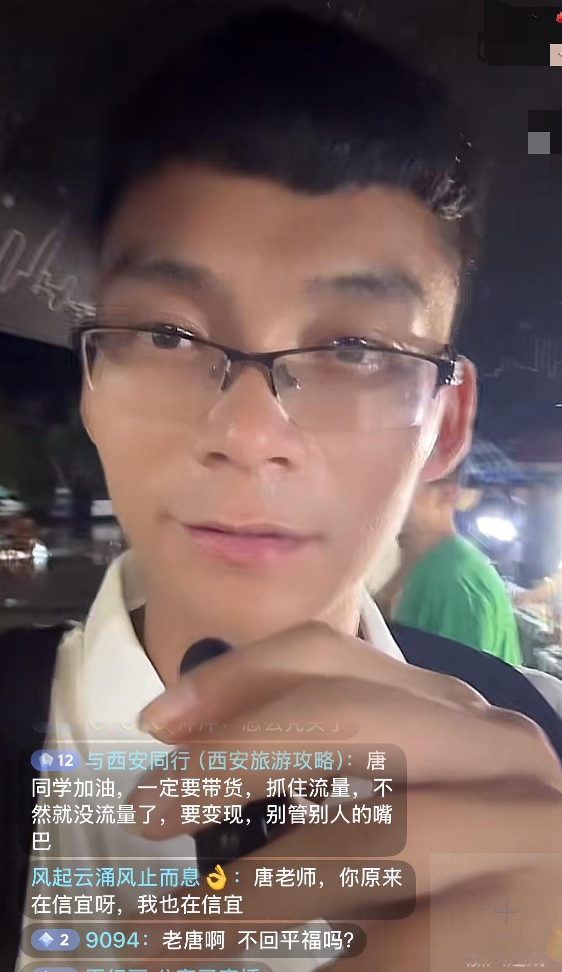 唐尚珺今天在信宜参加助农宣传活动。傍晚，唐尚珺还开启了直播。由于下雨，现场人员众