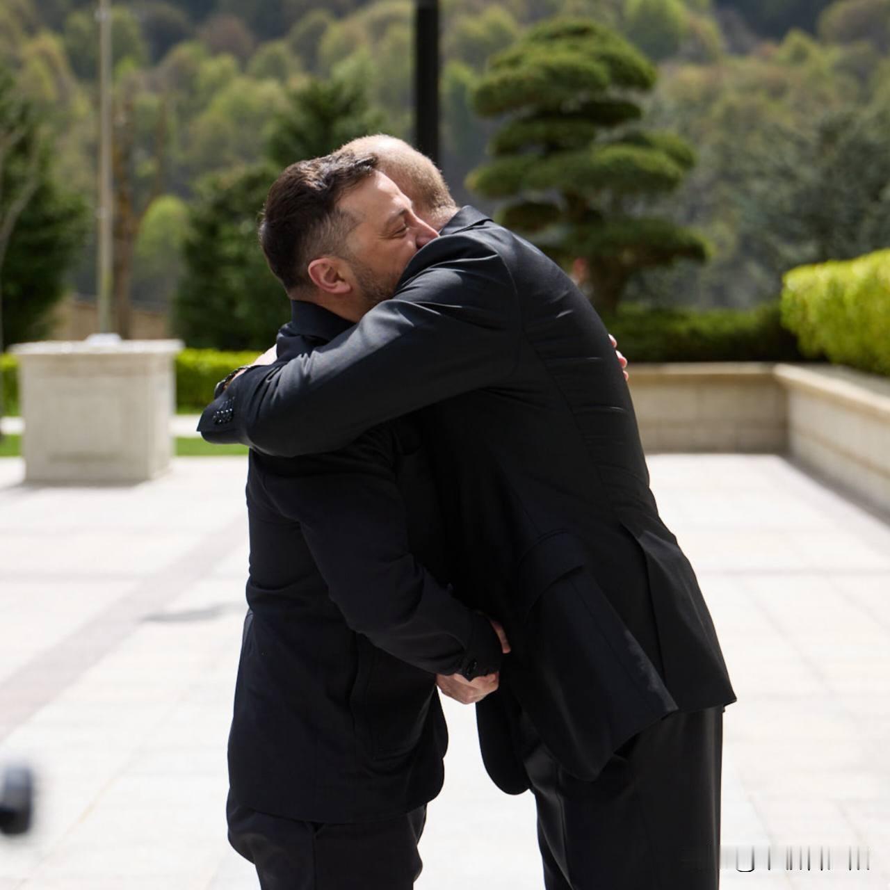 4月25日，乌总统泽连斯基抵达阿塞拜疆，与阿利耶夫总统举行一对一会晤。

泽连斯