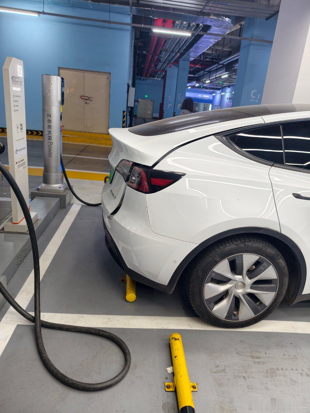 充个电，后备箱咋还关不上了？ 