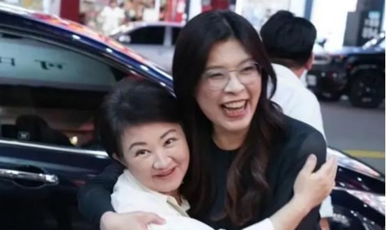 郑丽文刚来大陆2天，获得高规格接待后，卢秀燕终于没有一错再错了！

麻烦看官老爷