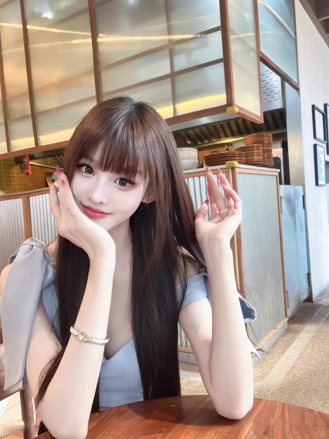 北京校花小妹妹，唇瓣开合间藏着肌理的疏韧张力，似浸过晨露的绛色松烟绫，色泽隽艳却