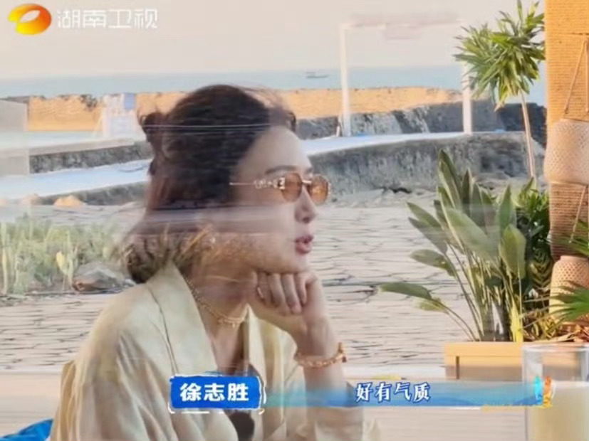 沈月隔着玻璃被秦岚美到直眼沈月隔着玻璃被秦岚美到直眼，果然美女都喜欢看美女！秦岚