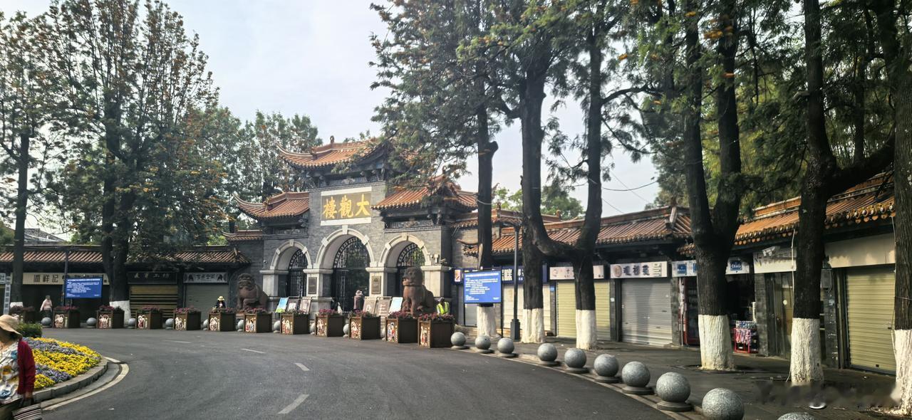 满庭芳·暮春携亲游昆明归寄
 
紫雾凝楹，晴光映路，谷雨暂驻春城。教场寻艳，半绽