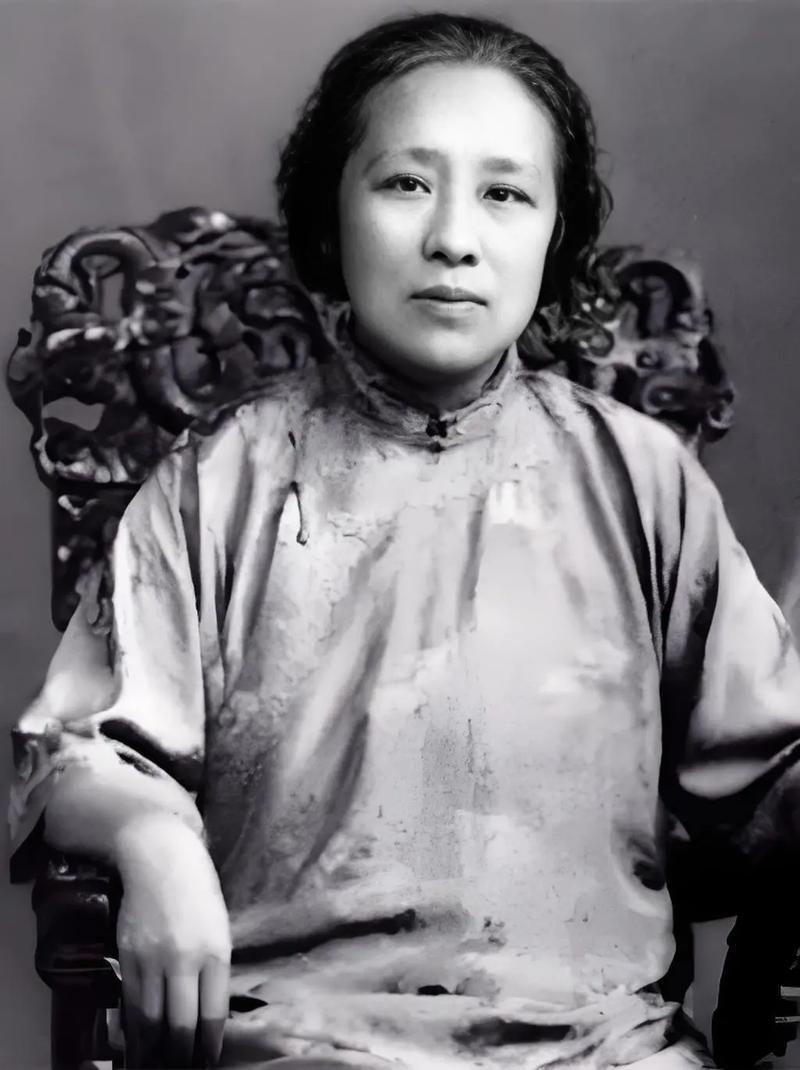 何香凝敢在蒋介石跟前把门摔得震天响，不是倚仗背后有人有枪，而是她身上揣着一根谁也