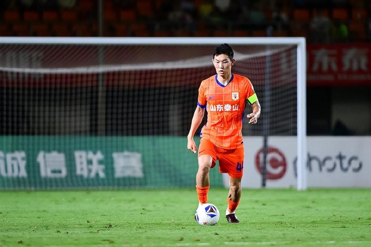 山东泰山球迷还在抱怨引援名单上的名字一个个消失。 
隔壁球队的官宣海报一张接一张