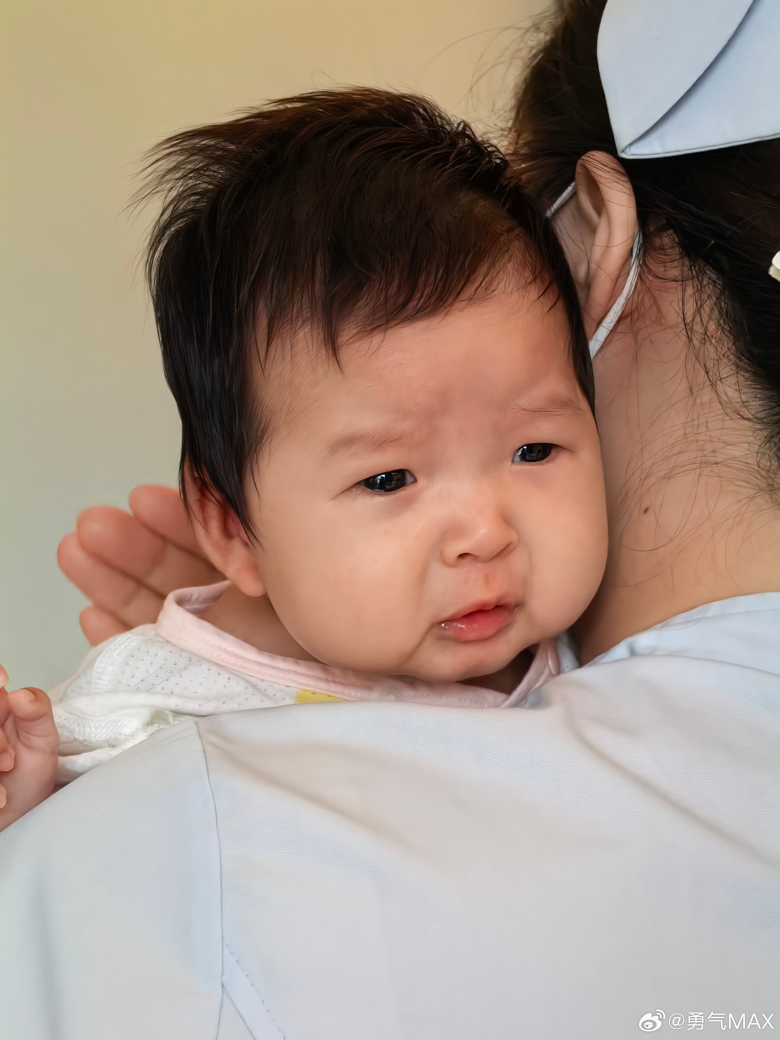 我家小宝现在妈妈亲喂她她不吃大哭大闹的瓶喂就没事这是咋了，有啥解决办法没有经验的