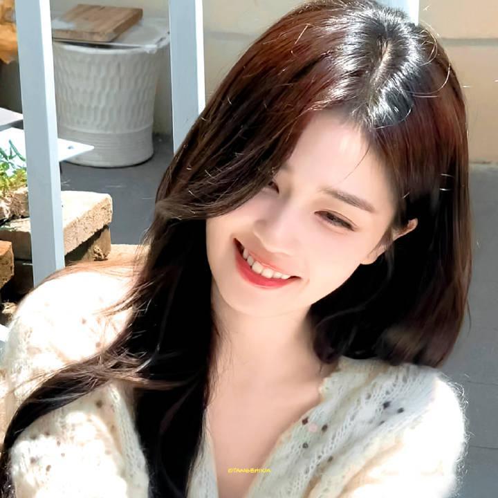 明艳、清甜、温柔、静谧，不同画面演绎不一样的东方美感，一颦一笑，皆是动人风景。