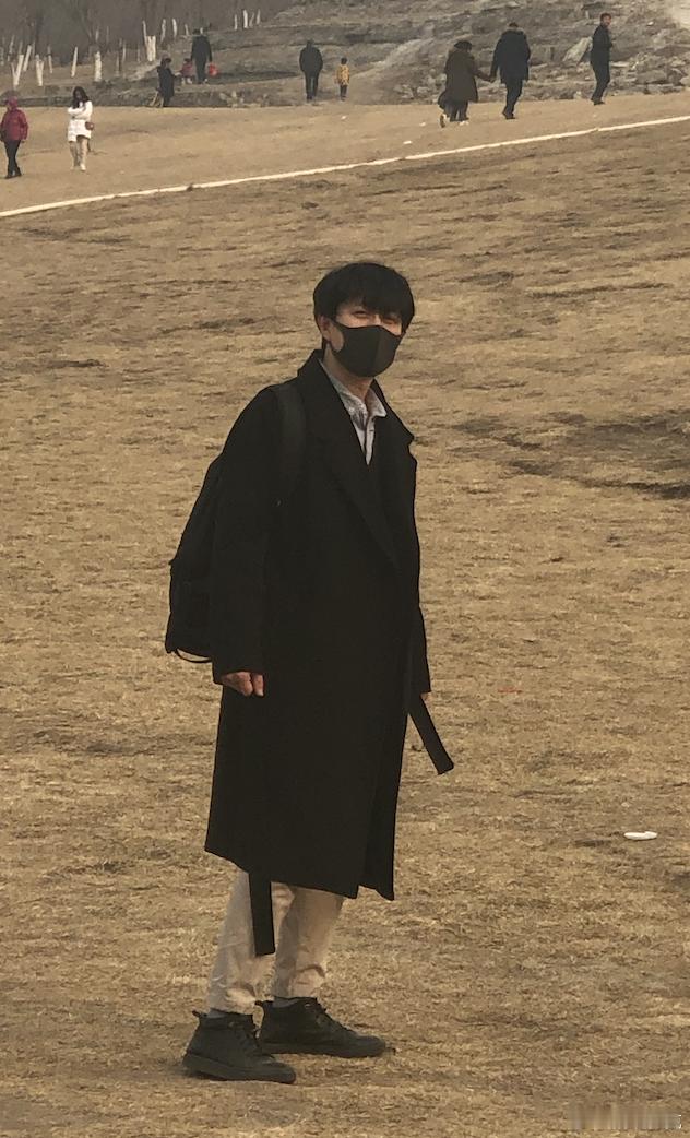 刚我们家领导从手机里找出来了一张2019年的我。你看，19年就带口罩，鼻炎患者的