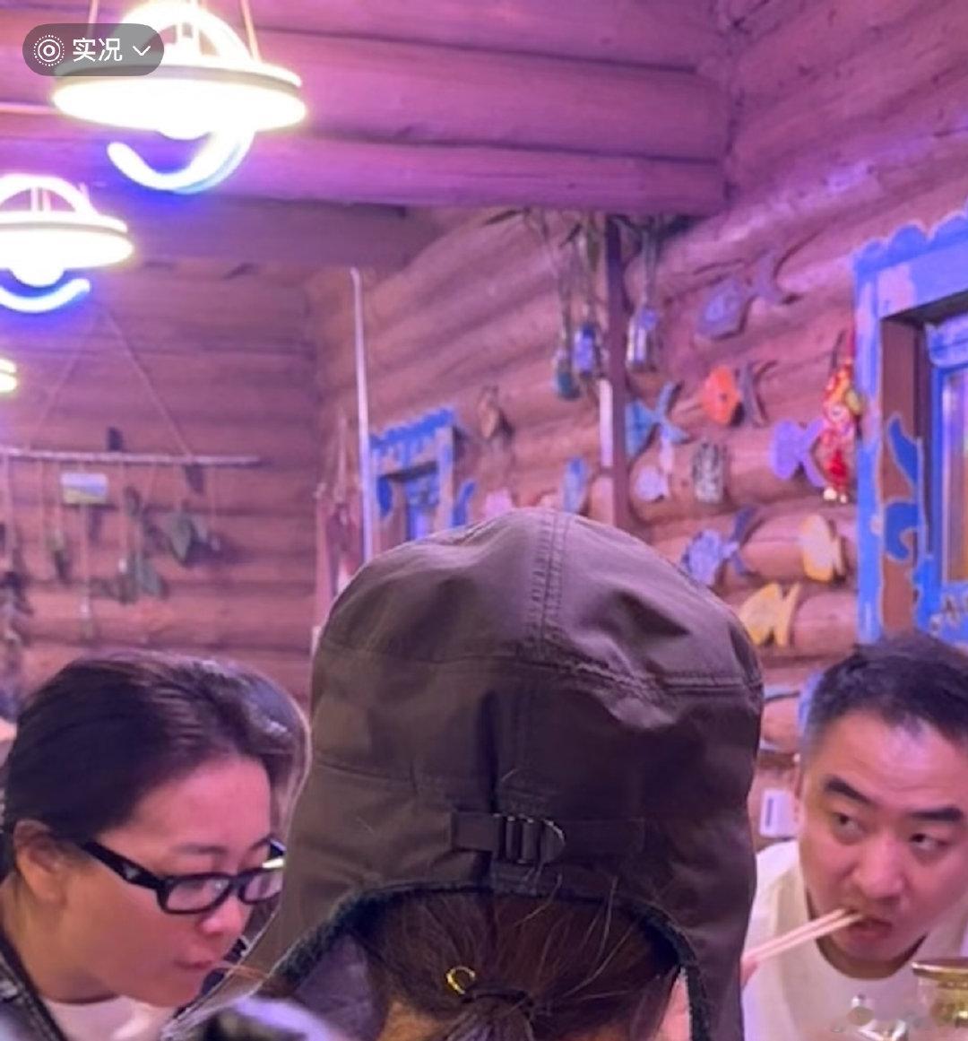 新疆偶遇贾玲张小斐吃饭网友新疆偶遇张小斐贾玲聚餐，感情真好啊～网友新疆偶遇张小斐