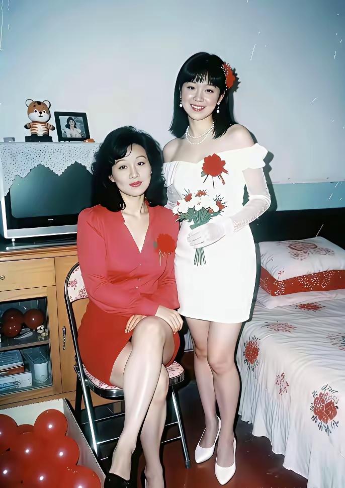 90年代的抗打颜值，女儿结婚当天，母女俩合照