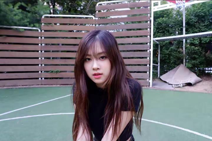 她的本名叫罗丝安妮·朴 (Roseanne Park) 她的中文名叫朴彩英 由韩