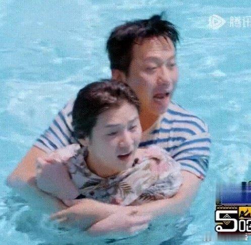 邓超 鹿晗野爹 小鹿这种阳光干净大男孩的气质，确实很受长辈们喜欢，邓超应该比鹿晗