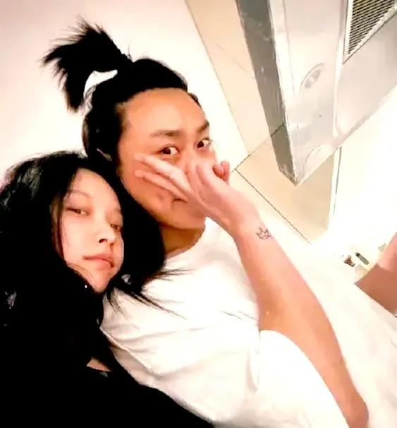 倪妮大方展示自己的私生活！
这也是倪妮第一次大方晒出这么亲密的照片，她还是纯素颜