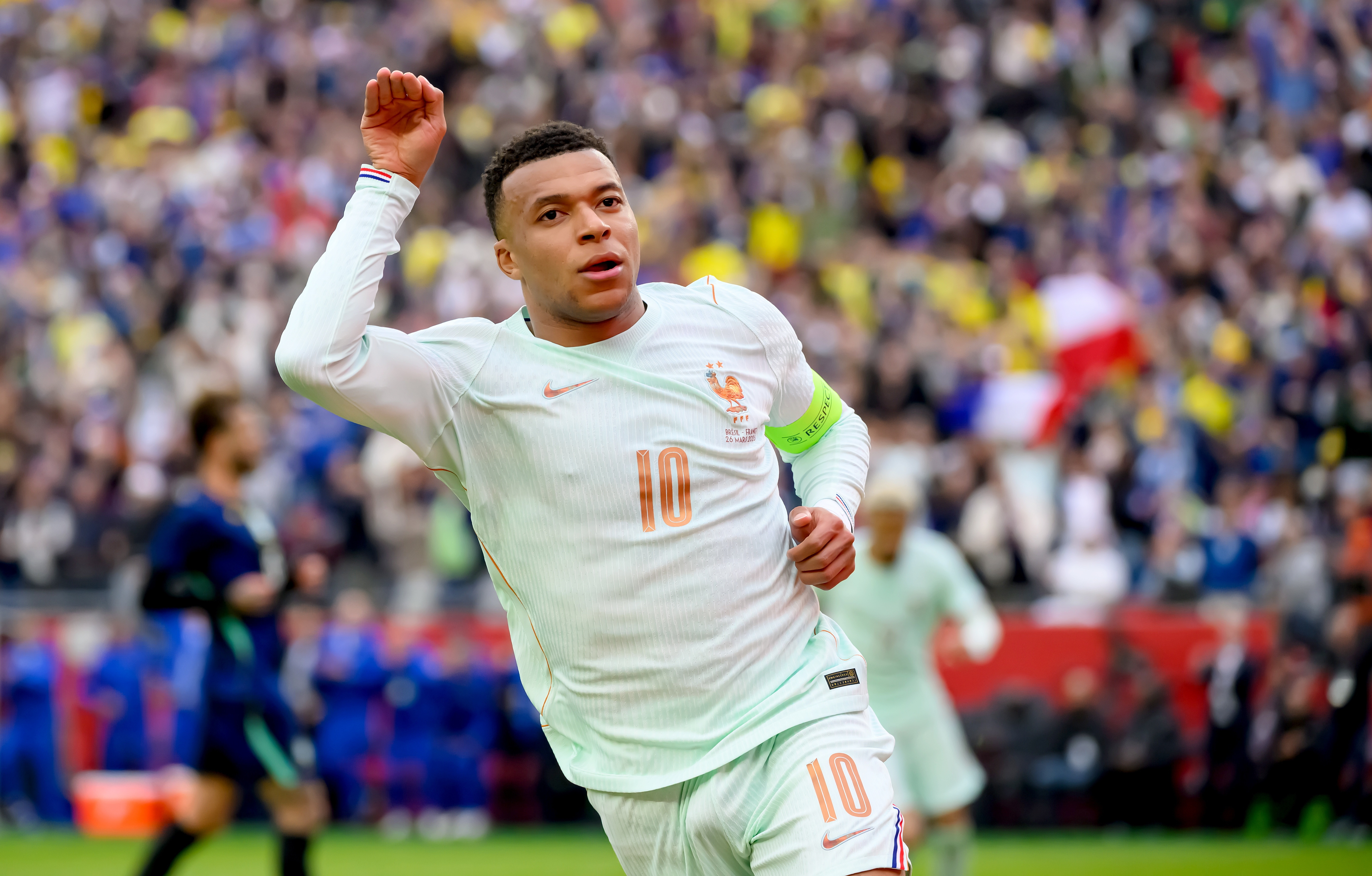 3月29日 姆巴佩近日接受法媒Téléfoot采访，谈到了他自己本赛季的目标，以