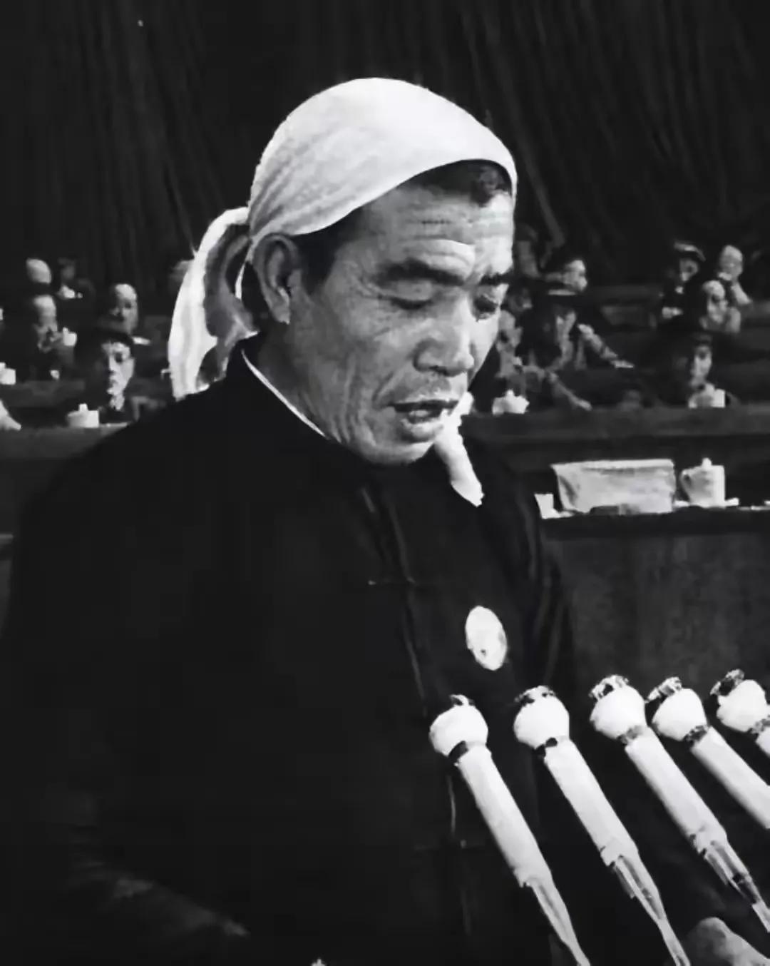 1975 年陈永贵当了副总理后，得知毛主席也不喜欢等级制，所以即使在人民大会堂开