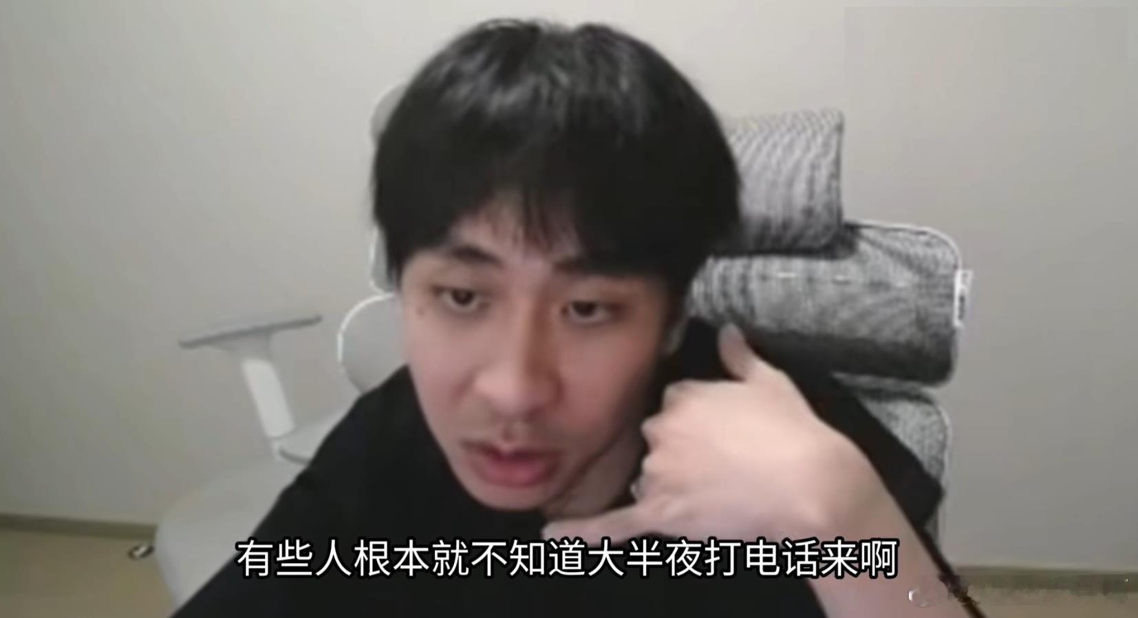 小明剑魔自述：最近老是被半夜打电话，问他为什么这么龟？怎么不龟到底了。还有人短信