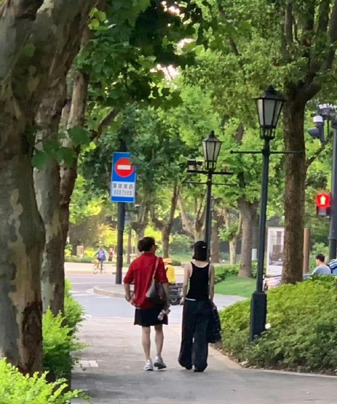 网友偶遇赵丽颖，颖宝的背影好美啊[爱你] ​​​