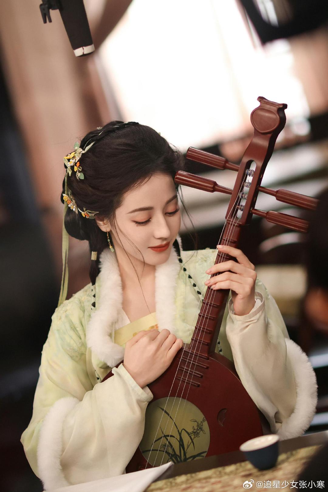 迪丽热巴为了剧学小众乐器 迪丽热巴为了剧学小众乐器，就是这么注意细节呢！ 迪丽热