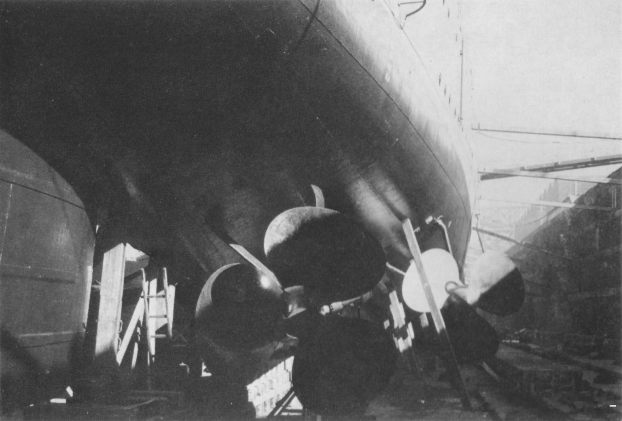 结束维修准备出坞的高雄号重巡洋舰，摄于1934年1月16日的横须贺海军船厂。可见