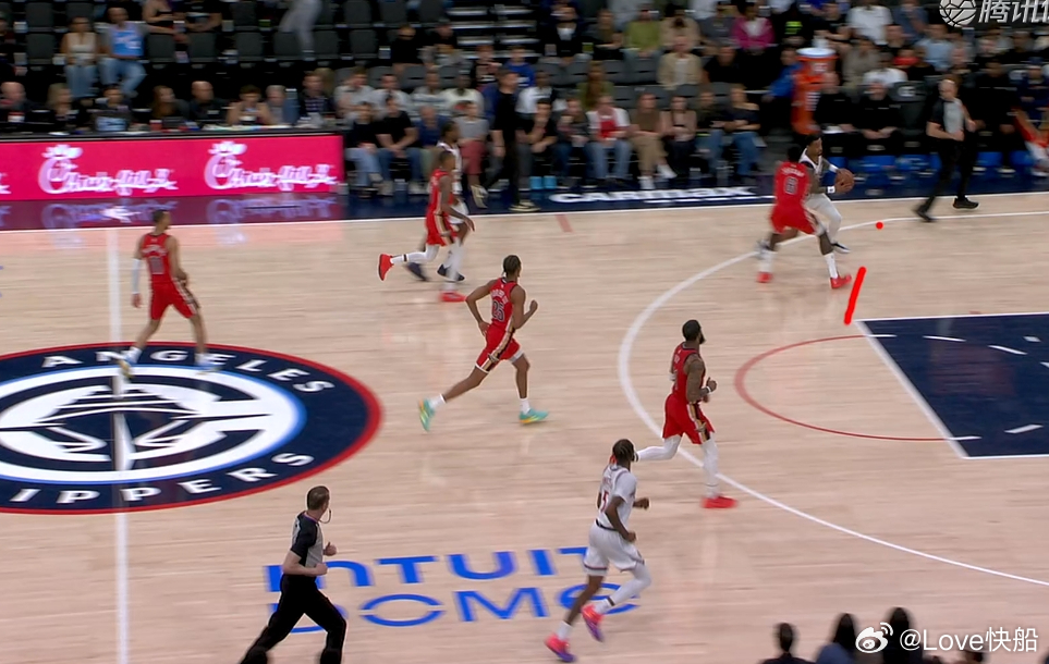 这球，科林斯越位了！ 