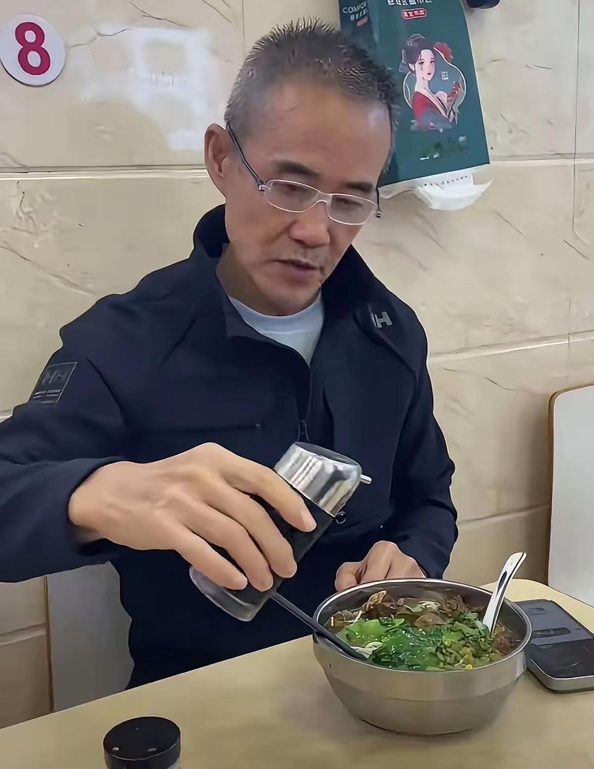 很难相信王石已经是76岁的人了，看看他的这个状态，就是说四十多岁我也深信不疑，果