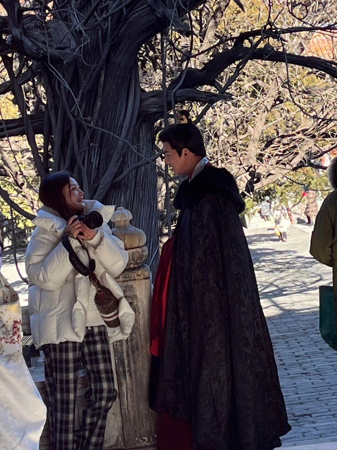 顾玉怎么站起来了国子监红墙偶遇叶祖新拍照 轮椅战神顾玉的逆袭！剧里装瘸隐忍、悲壮