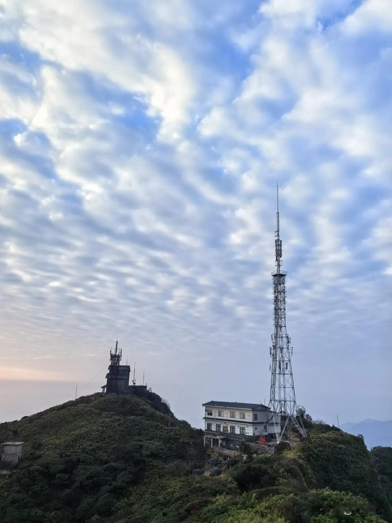 分享你一张证明你在山顶的照片桂林最高峰猫儿山日出。