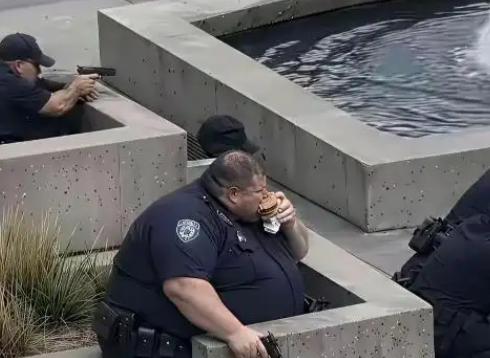 太离谱了！美国社交平台上，美国有个警察，大概四百斤。跟嫌犯对峙的时候也不穿防弹衣