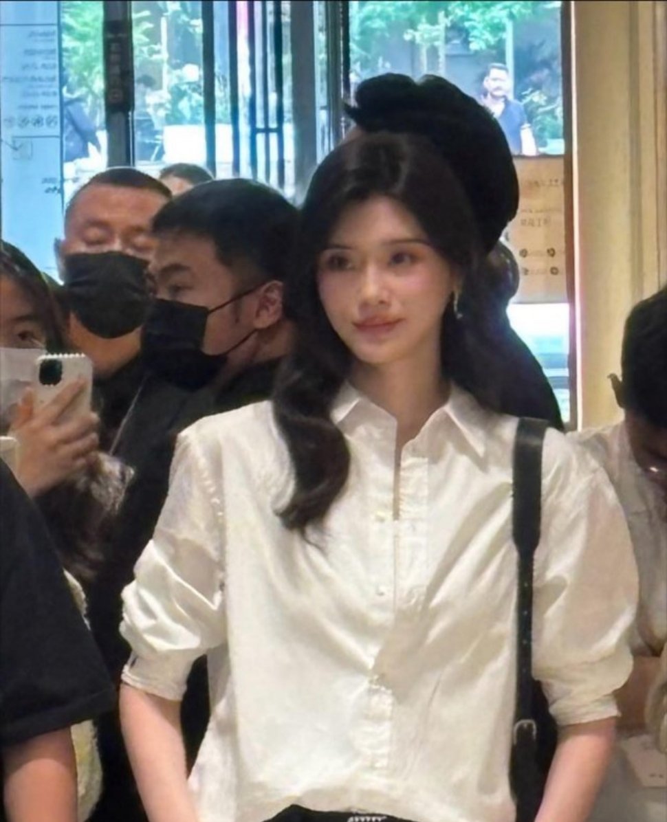 奚梦瑶人群中好突出又高又白又瘦不愧是超模