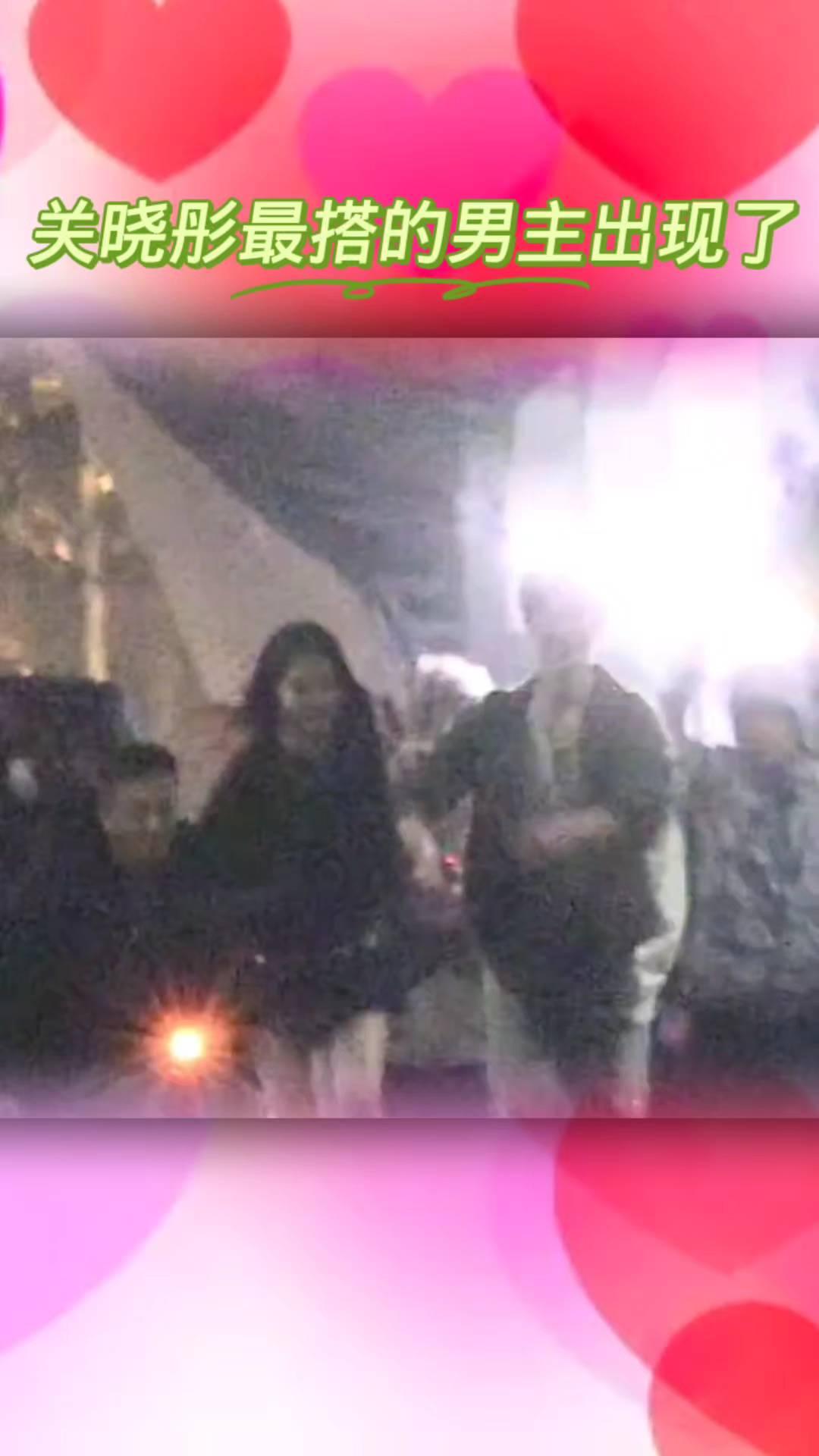 关晓彤最搭的男主出现了。
刘小花娱乐现场。
云千梦绕粉丝先退后，李云瑞跟关晓彤牵