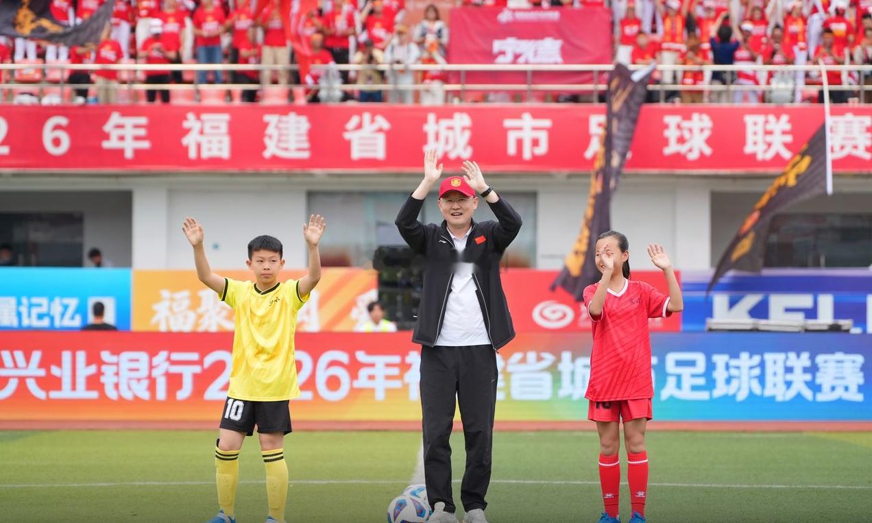 中国足球名宿孙继海来到闽超宁德主场为比赛开球 
