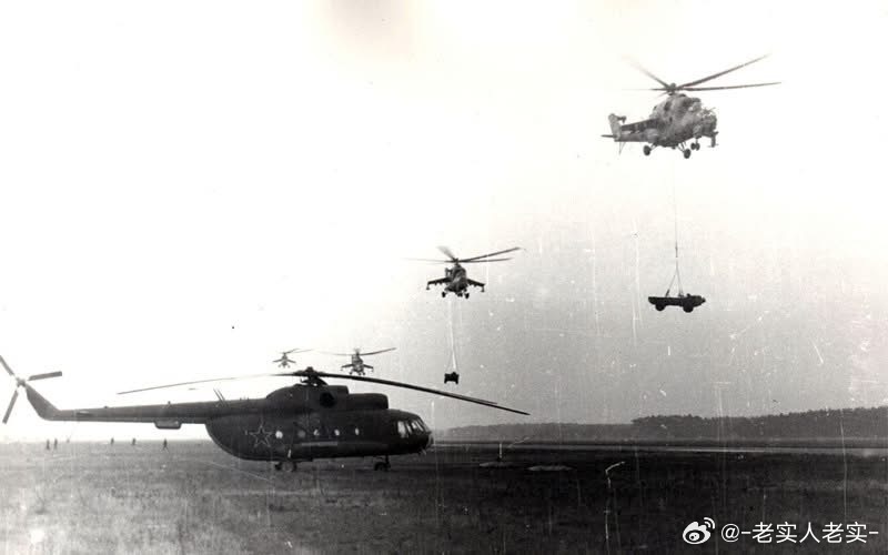少见的照片：苏联陆航Mi24进行吊运车辆机动演练军事历史全触达武器装备兵器影像