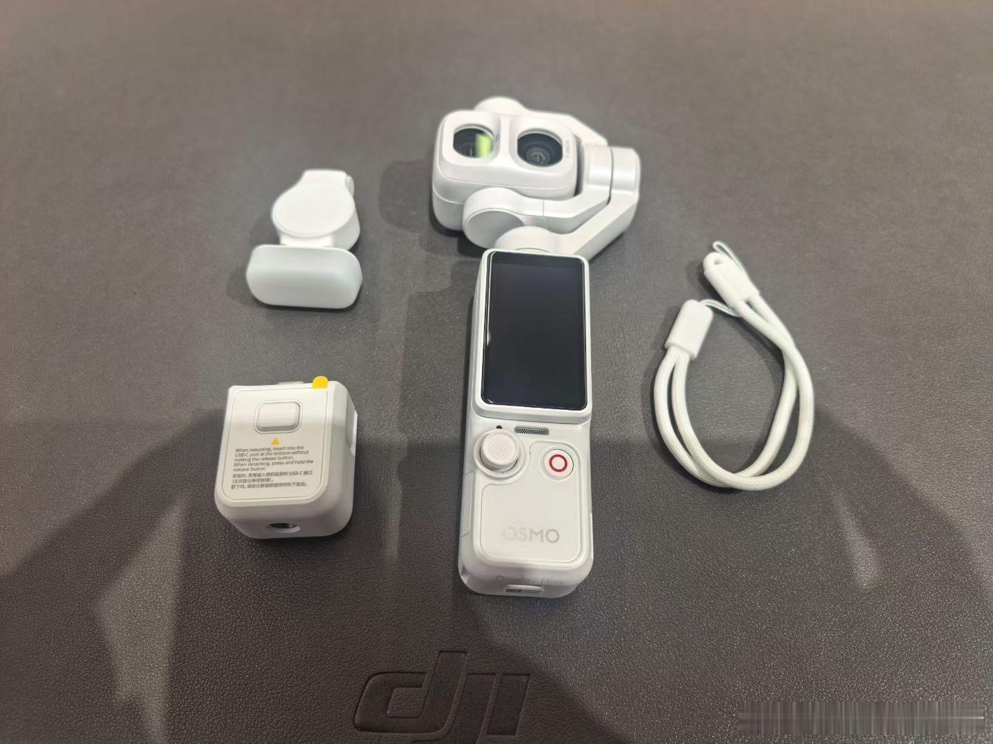 在等大疆Pocket 4P白色版本的朋友可以准备了，已经到店了[二哈]不容易，咱