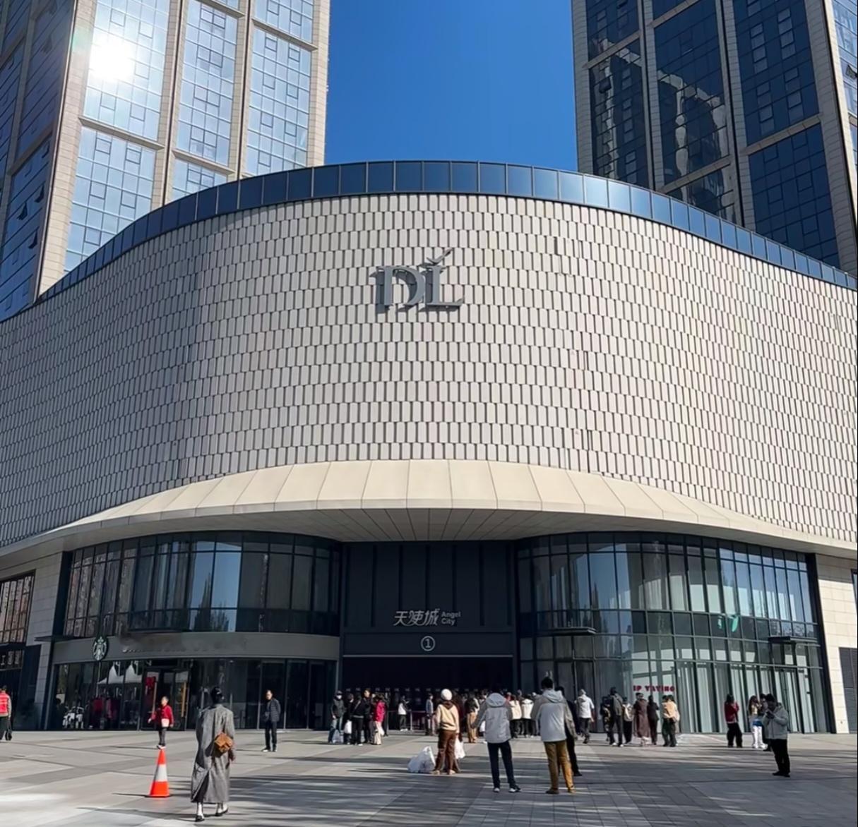 公务员平替岗挤满没能上岸的年轻人说起公务员平替岗，最有说服力的应该就是胖东来的工