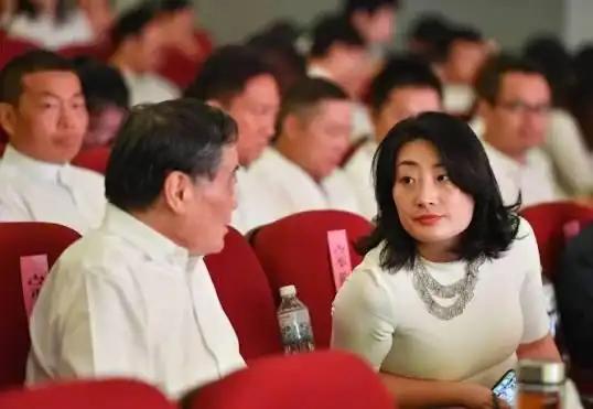宗馥莉终究没撬动父亲生前摆好的棋局！近18亿美元，折合人民币超120亿，被锁在香