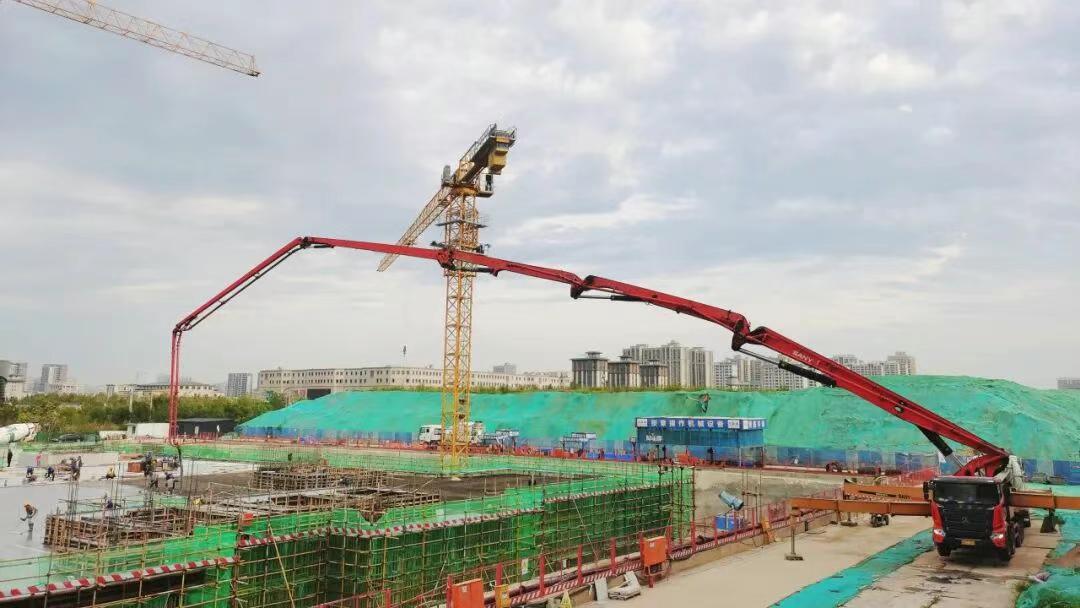 日前，西安体育学院鄠邑校区地下车库（人防工程）项目主体结构顺利封顶；标志着工程建