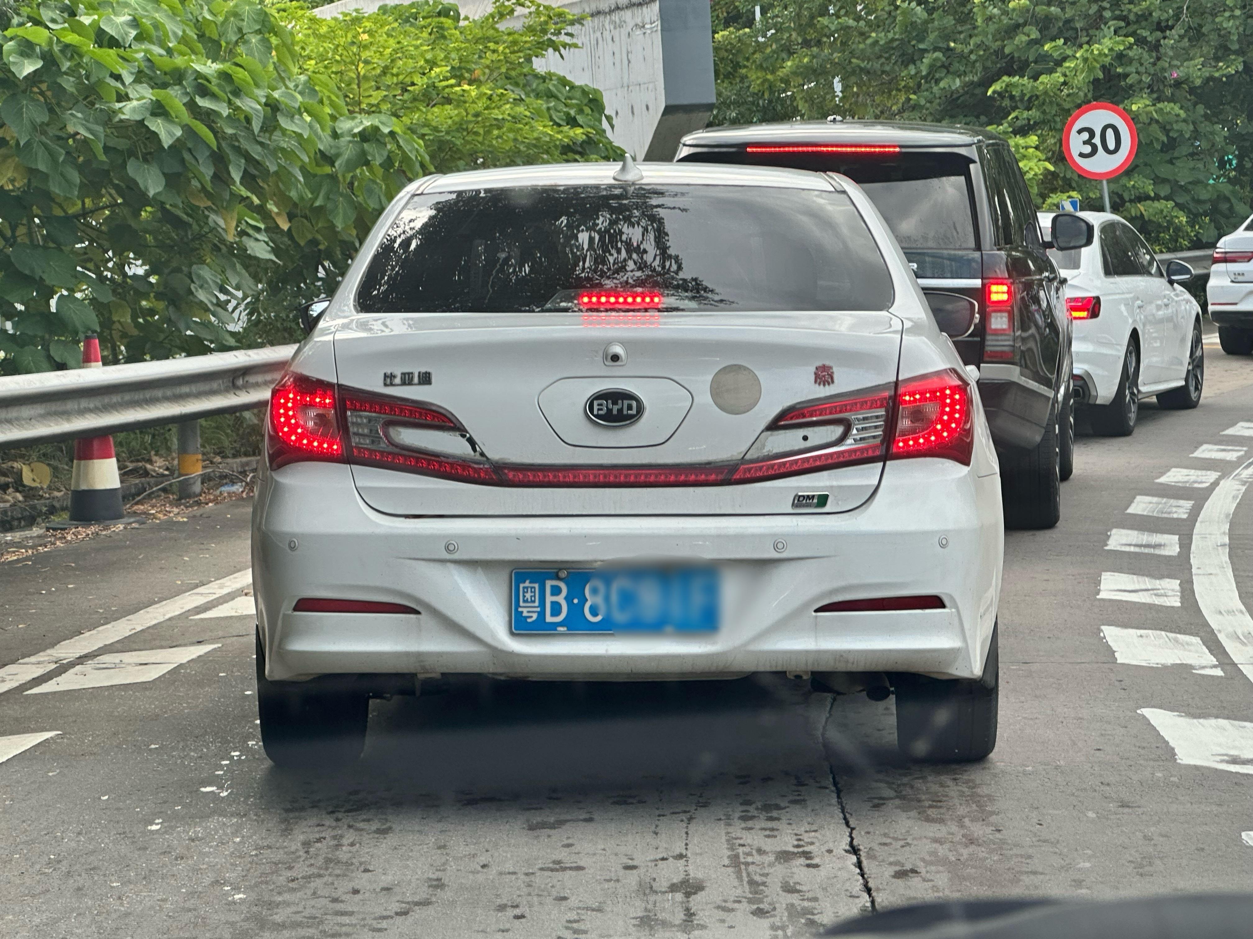 汽车随拍 比亚迪的质量怎么样，或许这辆挂着蓝色车牌还在路上跑的秦能给你部分答案。