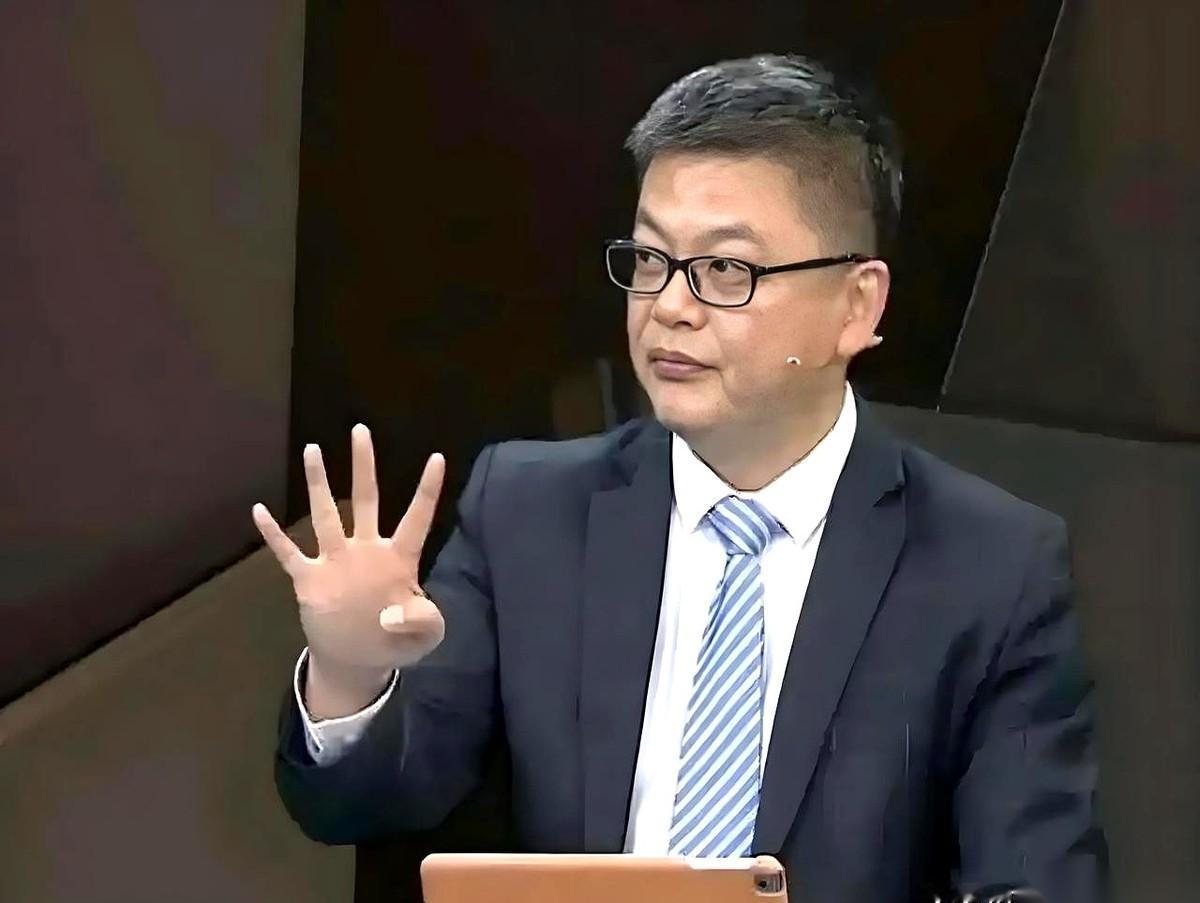 我一听“脚踩两只船”这五个字，气就不打一处来。
什么叫脚踩两只船？
人家那叫实习