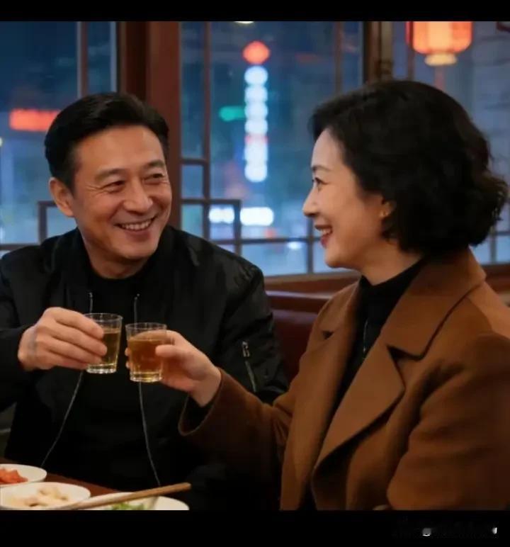 《酒愁》

文/范圣嘉
 
酒不醉人心自忧，
小酌雅趣润咽喉。
狂酣淋漓乱思绪，