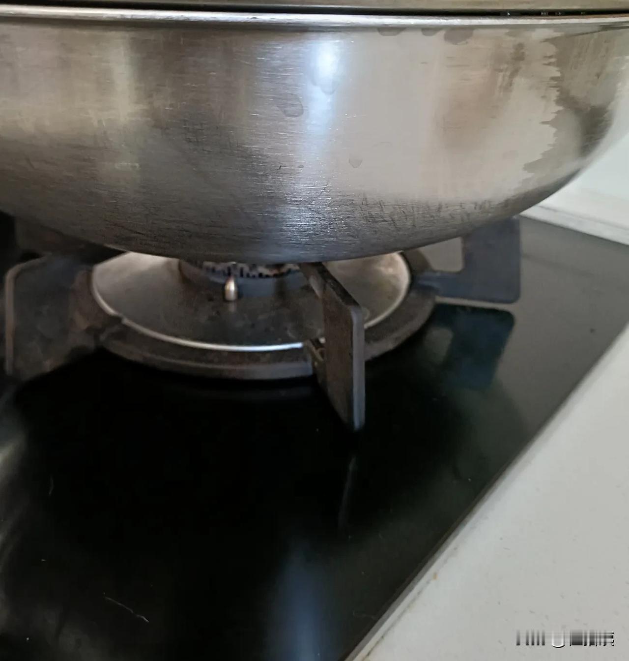 我发现自己适合做个懒人[捂脸]
难得勤快一下，买了锅底垢清洁膜效果是不错，洗的锃