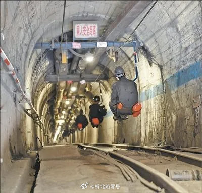 【山西煤矿爆炸瞬间监控曝光 】留神峪煤矿爆炸瞬间产生强大冲击波 根据井下生产视频