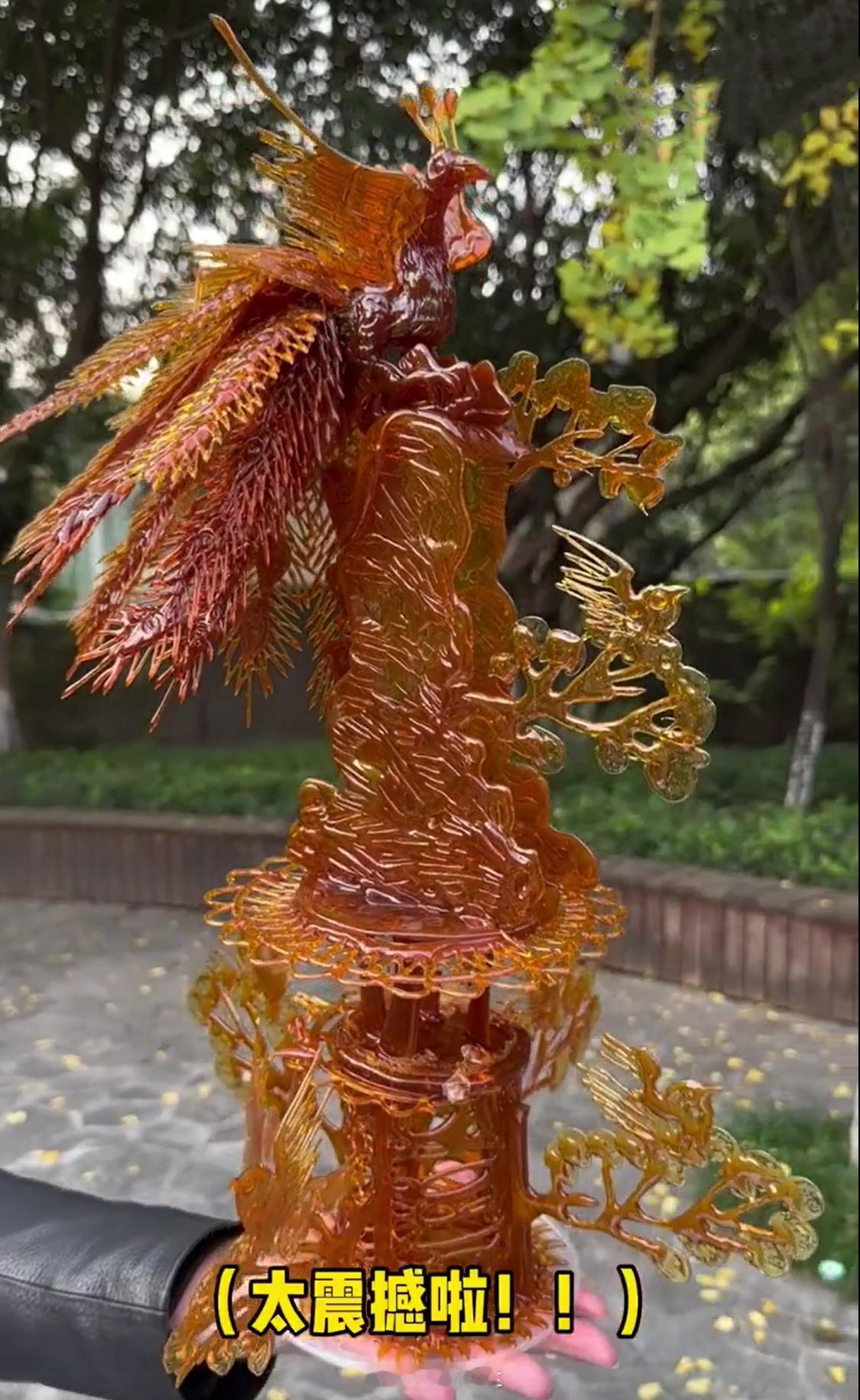 镂空立体糖雕凤凰，翎羽灵动，纹路细腻传统技艺凝萃匠心，尽显非遗之美！这是真手艺人