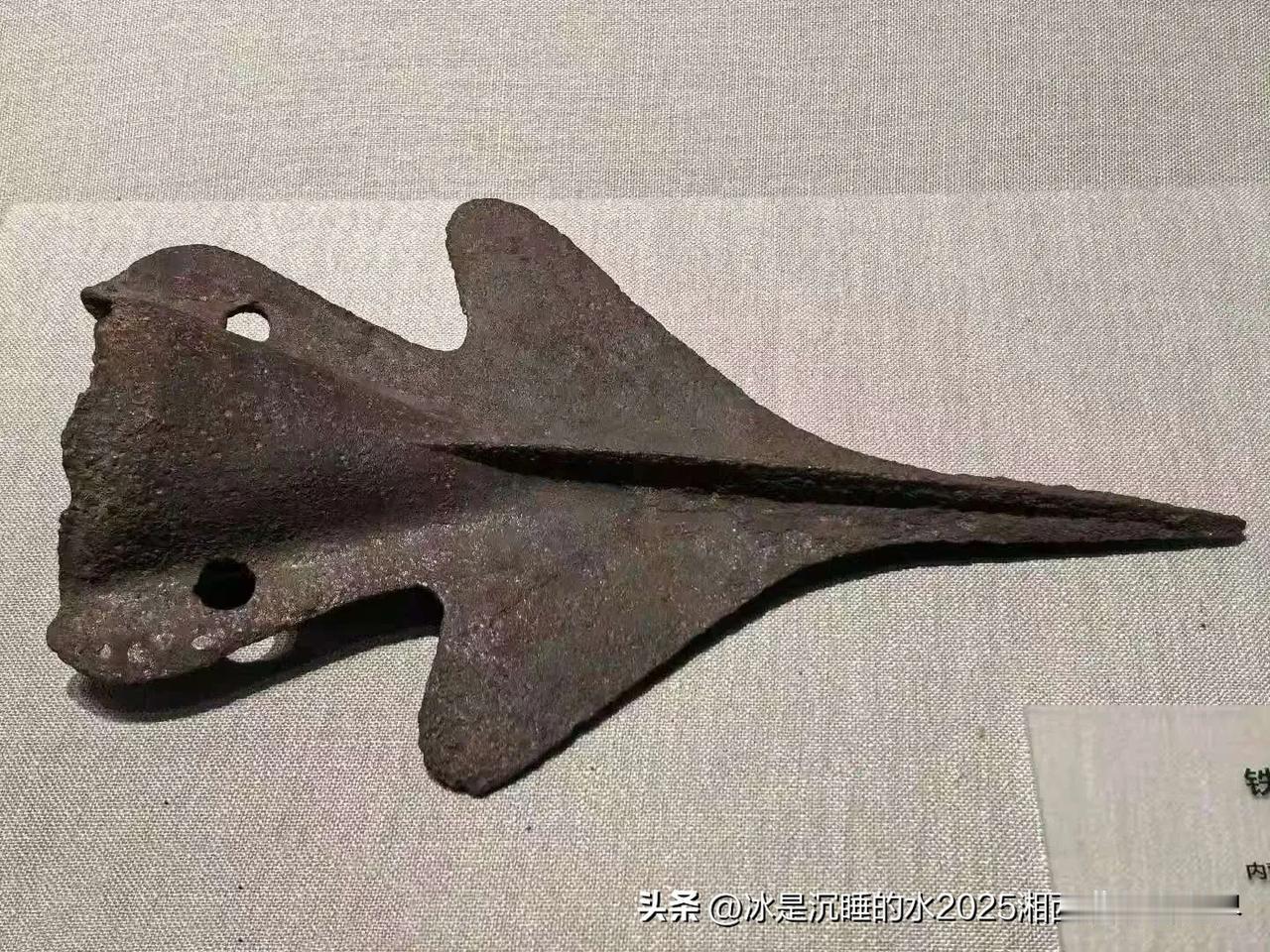 据考证，这是来自古代中国元朝的飞镖文物，颇有些像现代高速风洞里进行测试的飞行器的